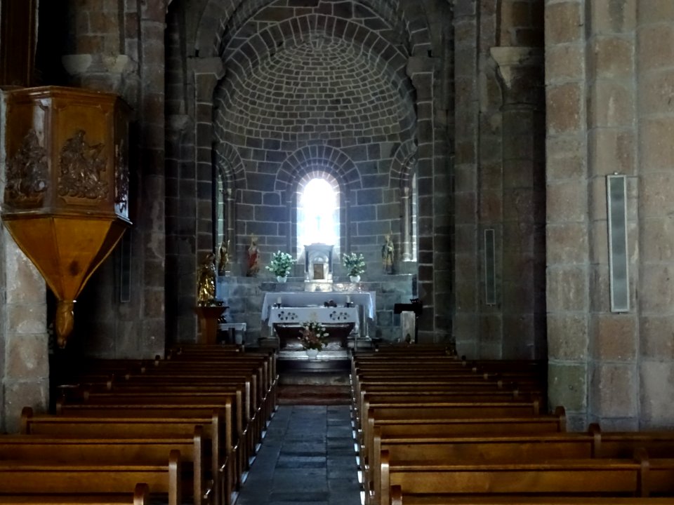 Nef, église Saint-Thyrse, Anglards-de-Salers, Cantal 