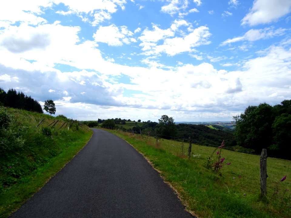 Entre Chastrade et Malgorce, une petite route dans le Cant… 