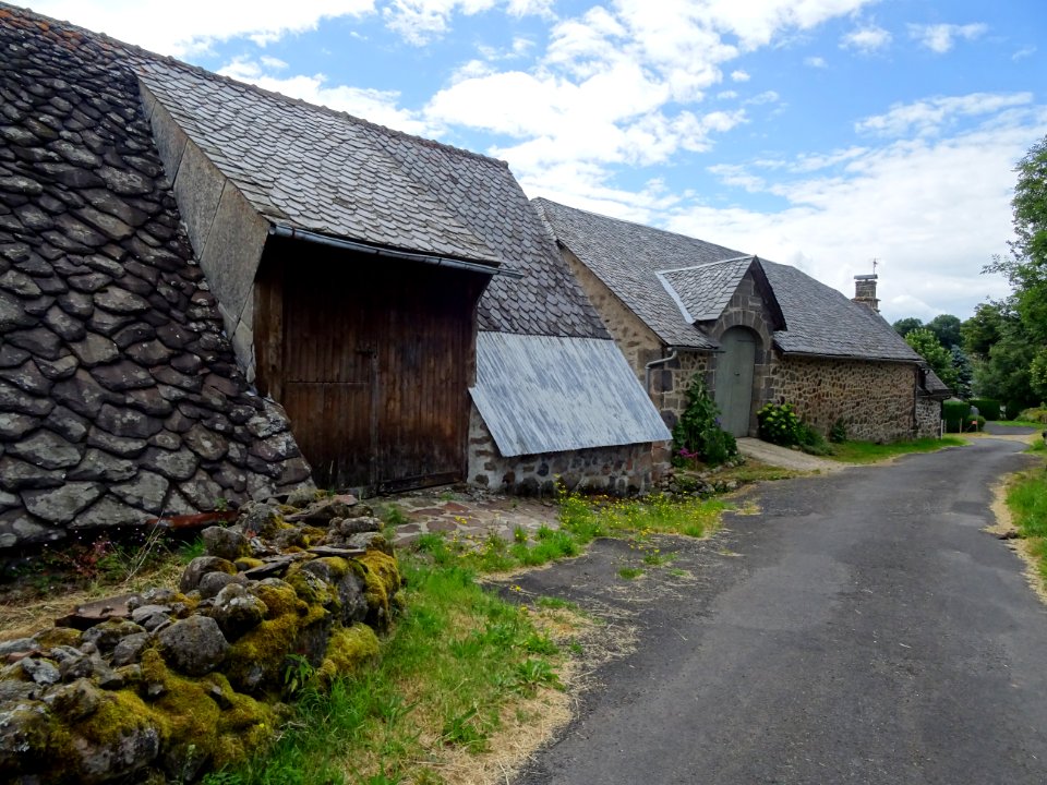 Anciennes granges, hameau de Chastrade, Cantal 
