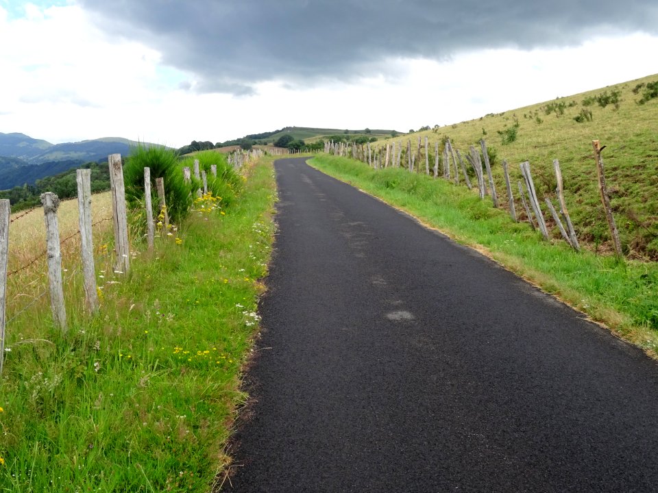 La route D135 au niveau du Puech de Reyt, Chastrade, Canta… 