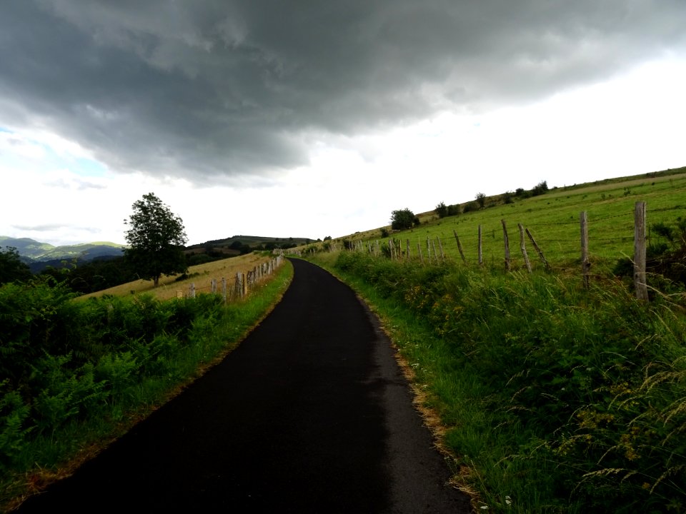 La petite D135 au niveau du Puech de Reyt, Chastrade, Cant… 