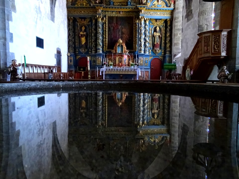 Reflet dans le bénitier, église St Germain d'Auxerre, Ceze… 