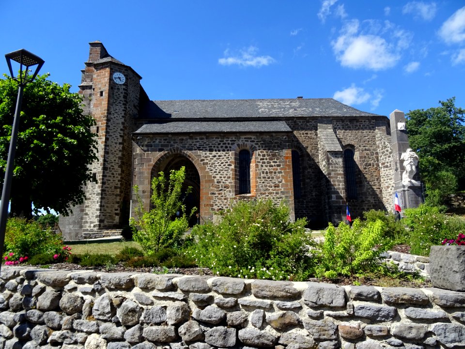 Eglise St Germain d'Auxerre avec un clocher à peigne à qua… 