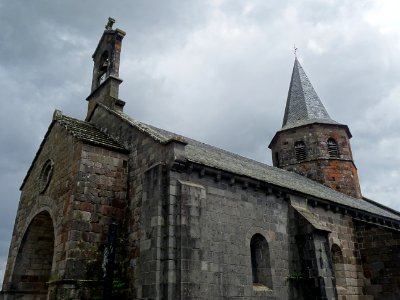 Eglise Saint-Thyrse est une église de style roman auvergna… 