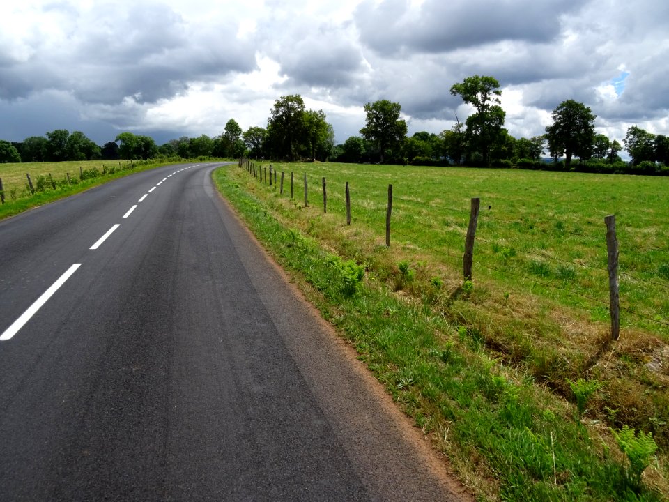 Courbe entre Mauriac et Anglards-de-Salers, Cantal 