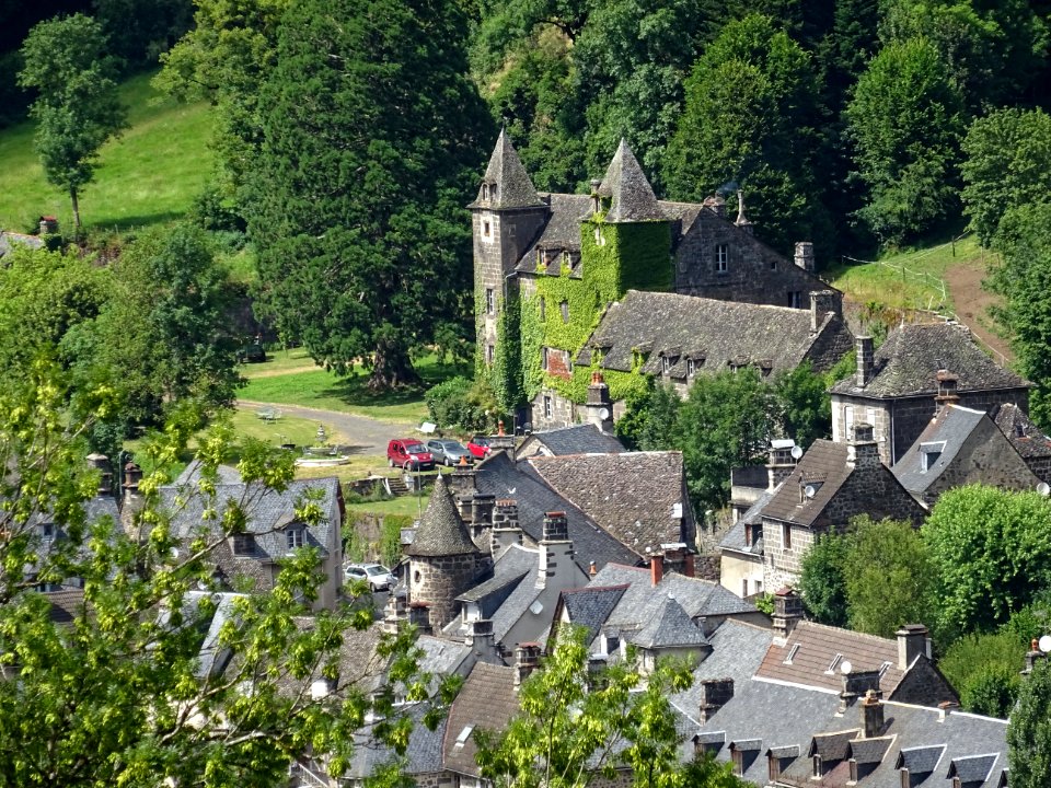 Dans la montée vers Chastrade, au zoom, le château de Lama… 