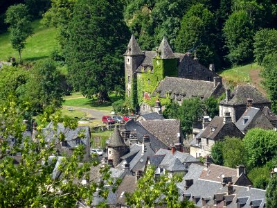 Dans la montée vers Chastrade, au zoom, le château de Lama… 