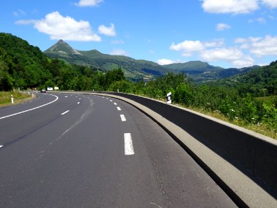 La vue se dégage vers le Nord et sur le Puy Griou très poi… 