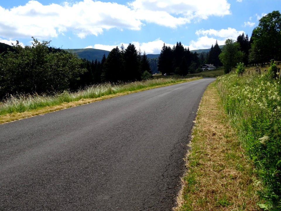 Route qui monte depuis Albepierre au col de Prat-de-Bouc, … 