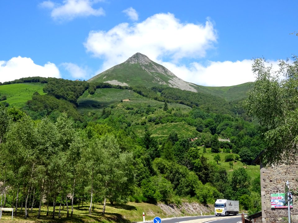 Le Puy Griou depuis Saint-Jacques-des-Blats 