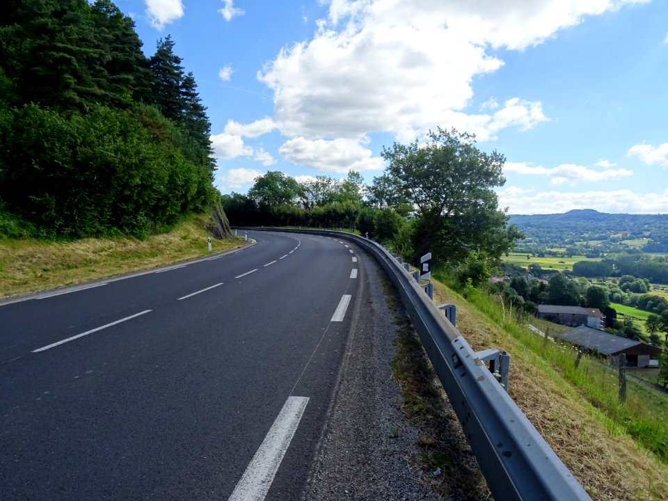 Depuis Aurillac, la N122 à l'assaut du col du Lioran ou Co… 