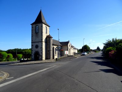 Eglise, en traversant le Bex d'Ytrac, Cantal 