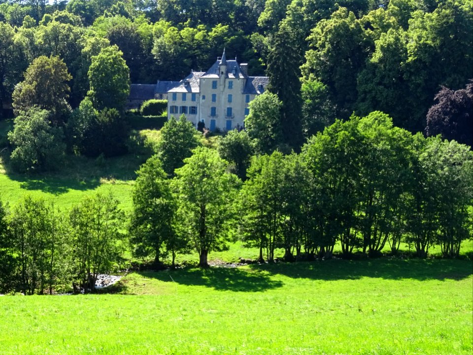 Château de la Chassagne, juste avant Pierrefort, Cantal 