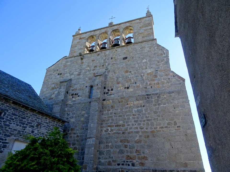 Eglise Saint-Pierre-et-Saint-Michel avec un clocher à peig… 