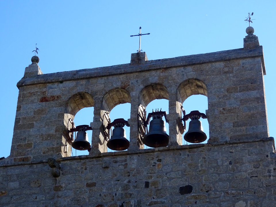 Eglise Saint-Pierre-et-Saint-Michel avec un clocher à peig… 