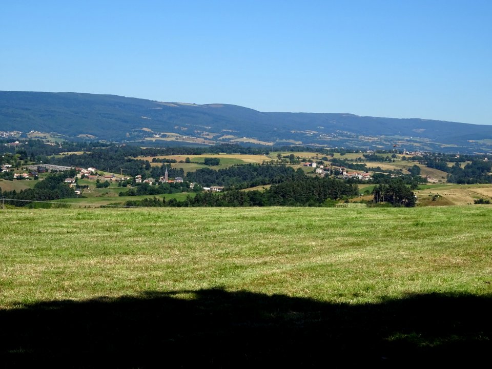 Vue vers la forêt de la Margeride à gauche et les Monts de… 
