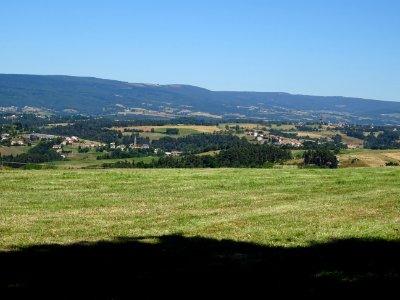 Vue vers la forêt de la Margeride à gauche et les Monts de… 