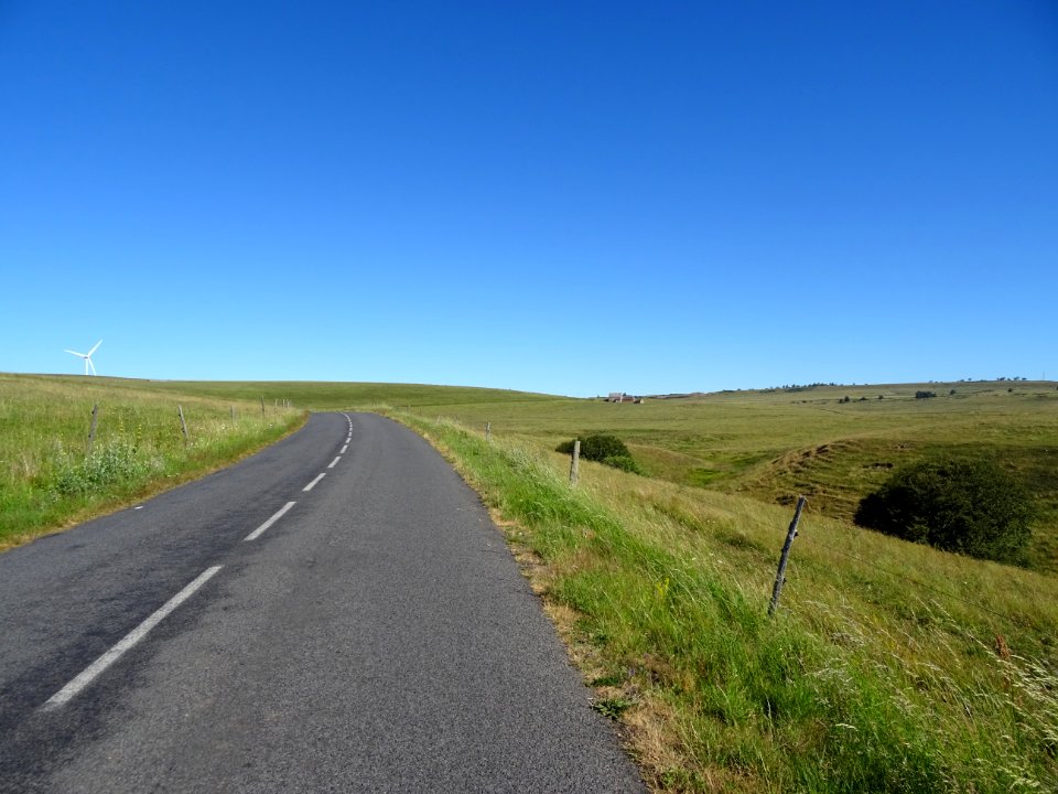 Au loin, le buron de Baladour, entre le Mont Servais et le… 