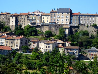 Façades des maisons à Saint-Flour, Cantal 