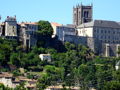 Façades des maisons et cathédrale Saint-Pierre à Saint-Flo… 