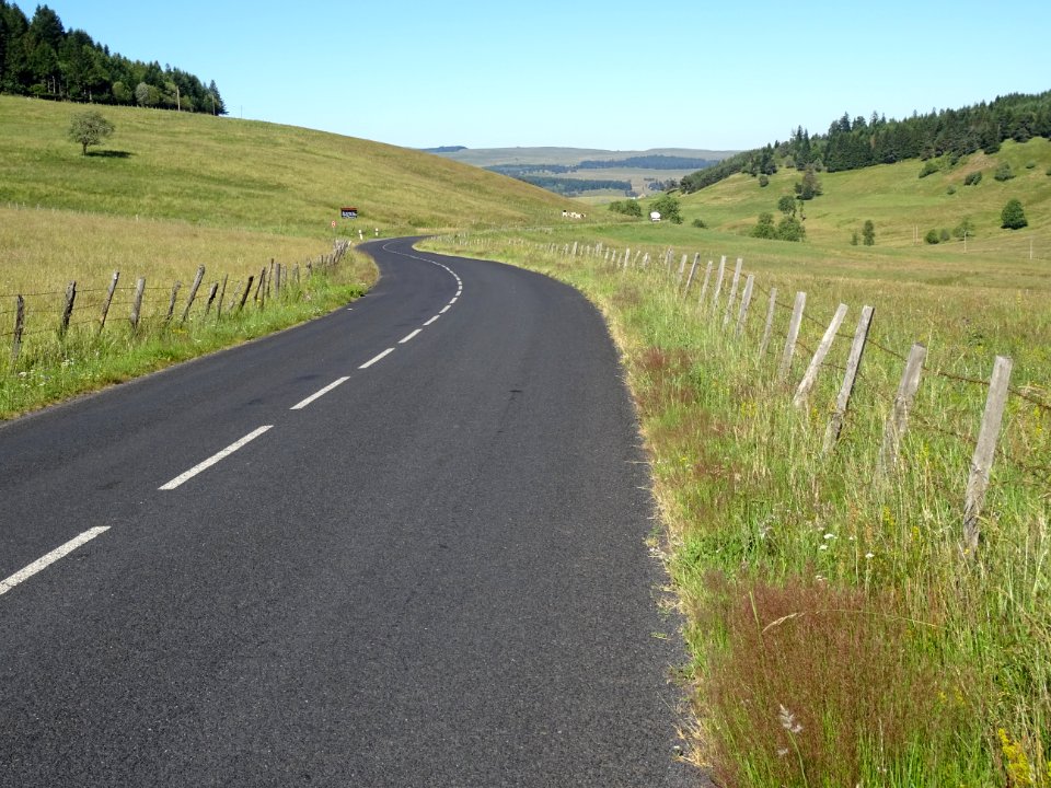 Descente du Col du Baladour, en allant vers Allanche, Cant… 