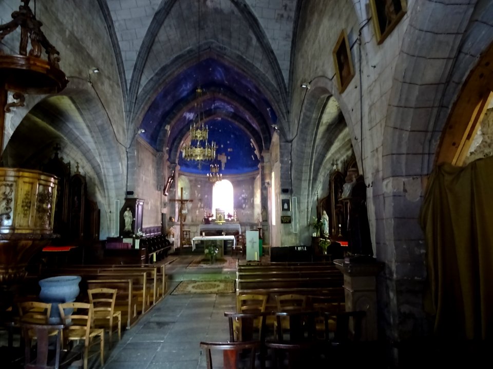 Intérieur de l'Eglise St-Laurent, Le Vigean, Cantal 