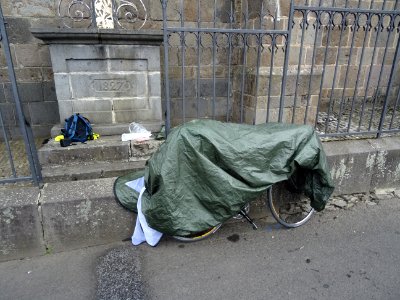 Le midi, à l'heure du pique nique, je ressors la tente pou… 