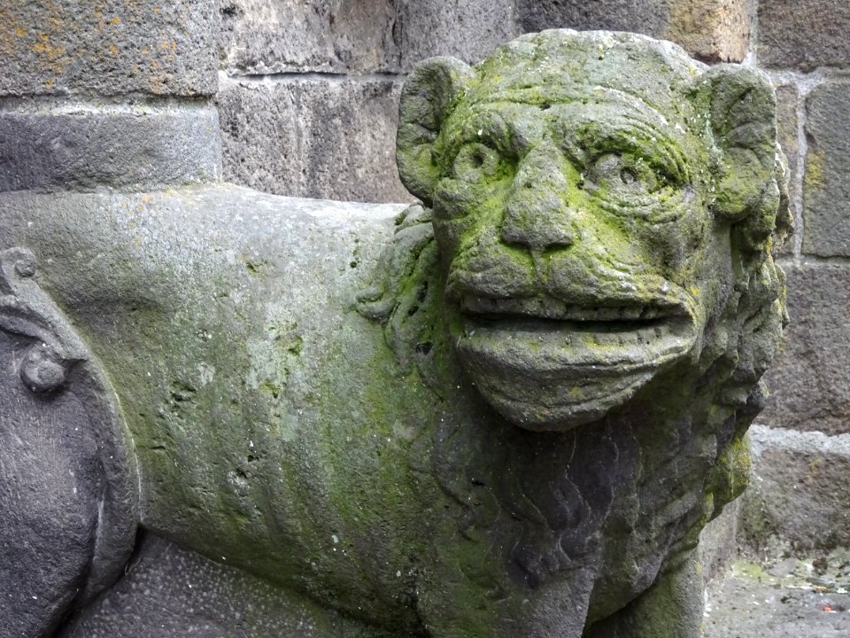 Lion sculpté, basilique Notre-Dame-des-Miracles, Mauriac, … 