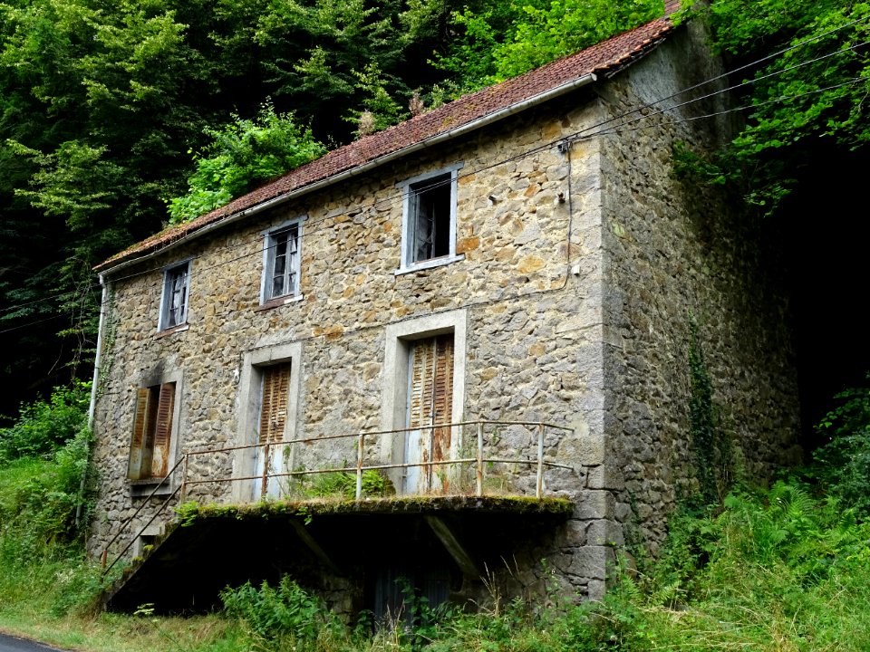 En bord de route, maison abandonnée, après Vendes, Cantal 
