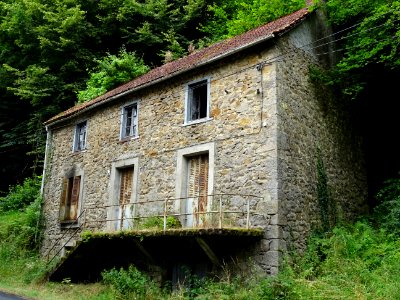 En bord de route, maison abandonnée, après Vendes, Cantal 