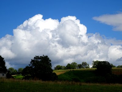 Un beau cumulonimbus blanc 