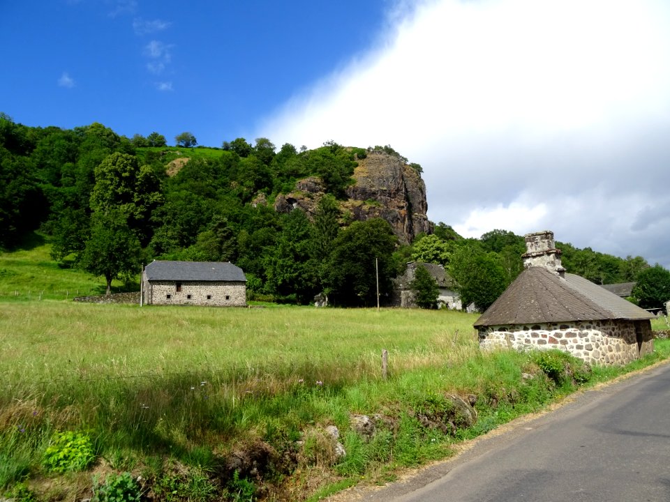 Falaise qui domine le hameau de Cors, Cantal 