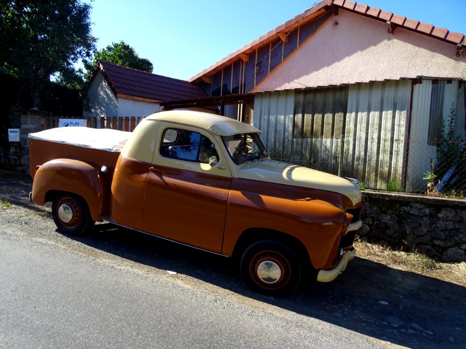Une ancienne Peugeot pick up ! 