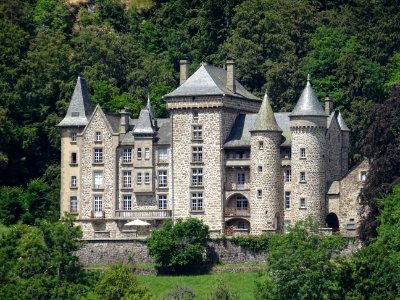 Château d'Anterroches, construit au Moyen-Age, dans la val… 