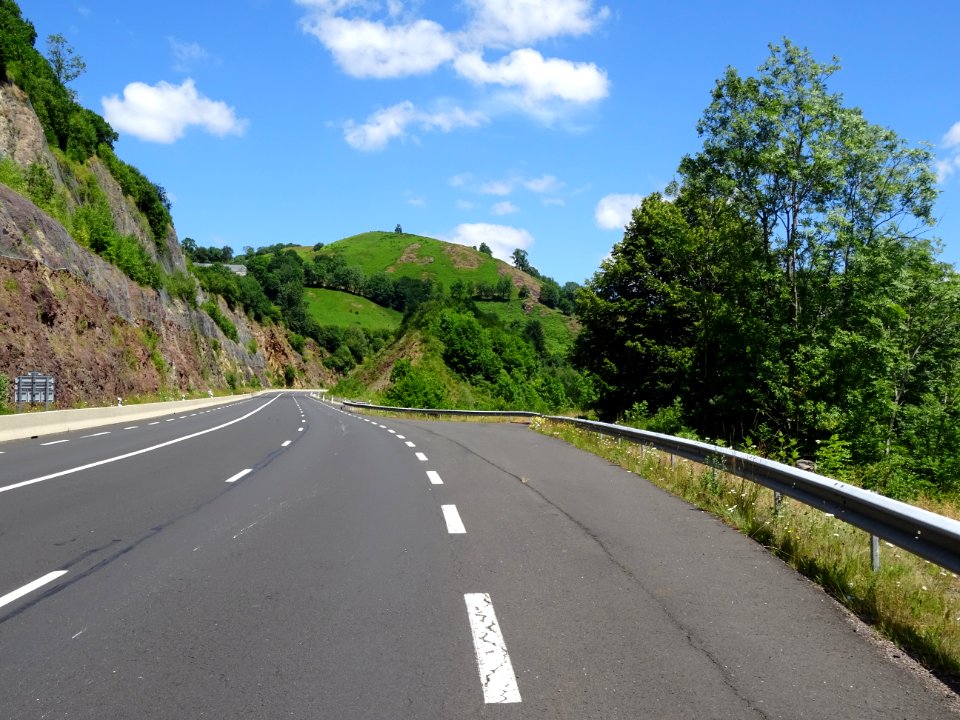 La N122 à l'assaut du Lioran, pour le moment, la route red… 