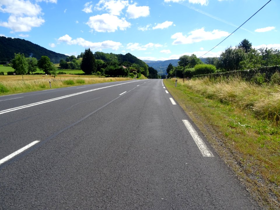Depuis Aurillac, la N122 à l'assaut du col du Lioran ou Co… 