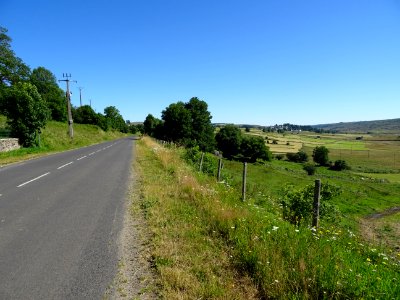 En quittant St-Urcize la route file au nord, Cantal 