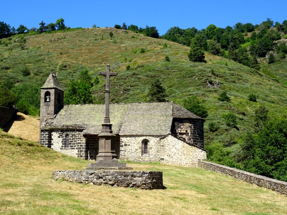 Croix et chapelle médiévale Saint Illide, à Alleuze, Canta… 