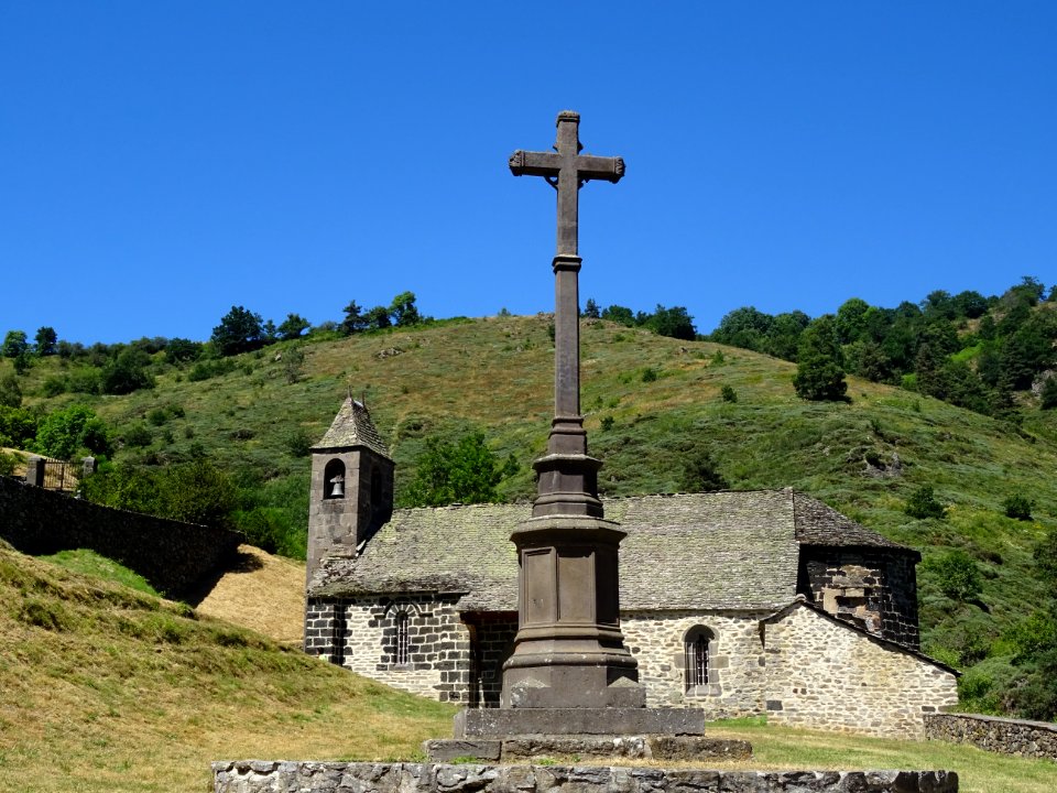 Croix et chapelle médiévale Saint Illide, à Alleuze, Canta… 