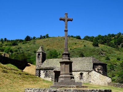 Croix et chapelle médiévale Saint Illide, à Alleuze, Canta… 
