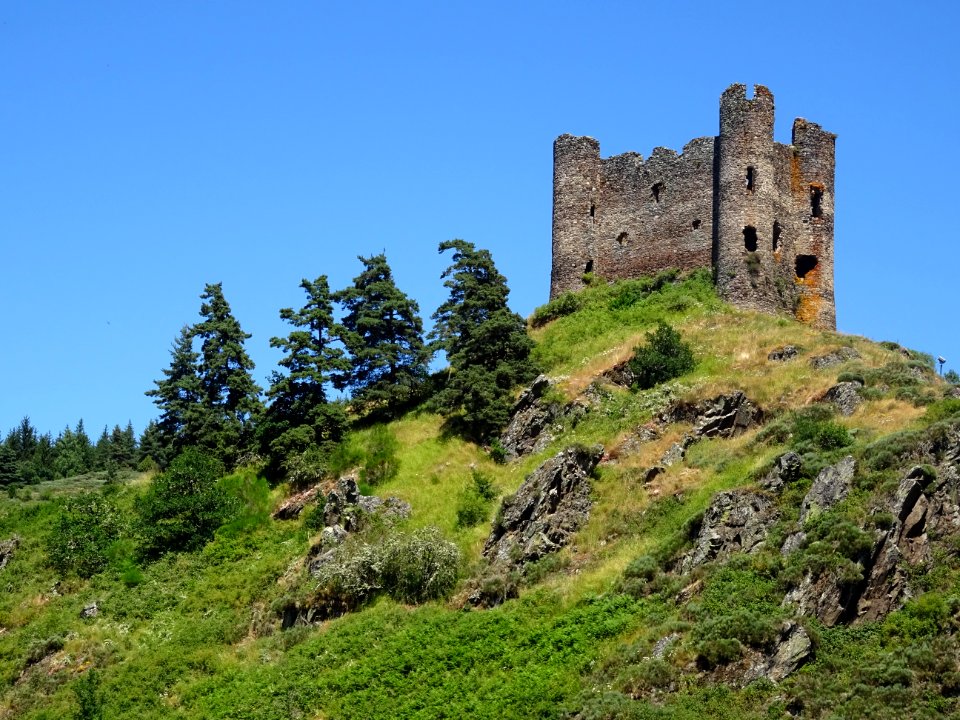 Ruines du château d'Alleuze, Cantal 