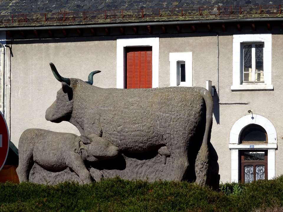 Sculpture en granit : une vache Salers et son veau, Alla… 
