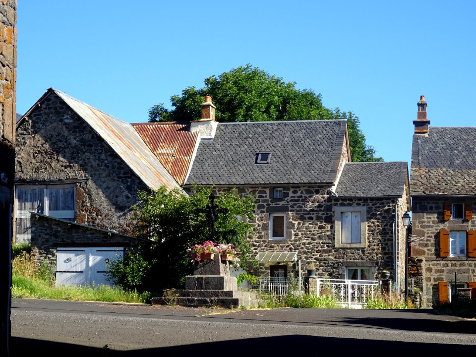 Maisons dans le hameau du Bru, Cantal 