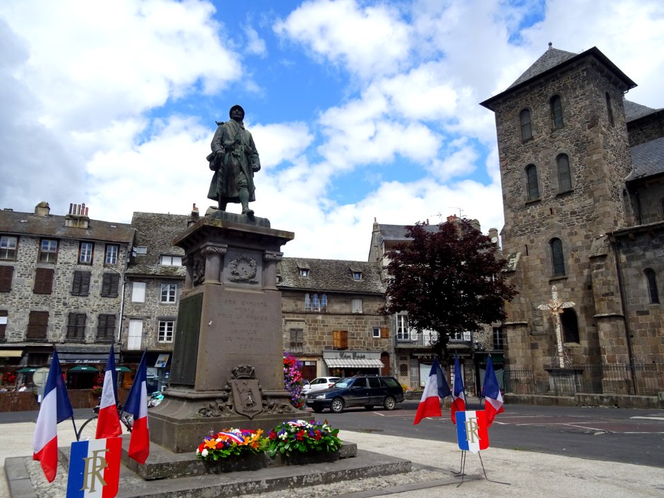 Monument aux morts et basilique Notre-Dame-des-Miracles, M… 