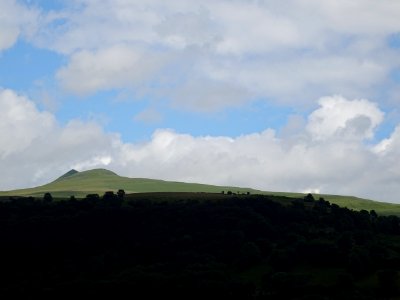 Vue depuis Salers sur le plateau de la Croix des Vachers e… 