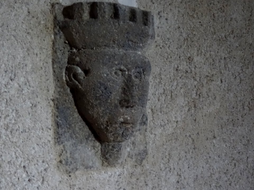 Masque de pierre, église Saint-Matthieu, Salers, Cantal 