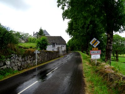 Arrivée sous une légère averse à Salers, Cantal 
