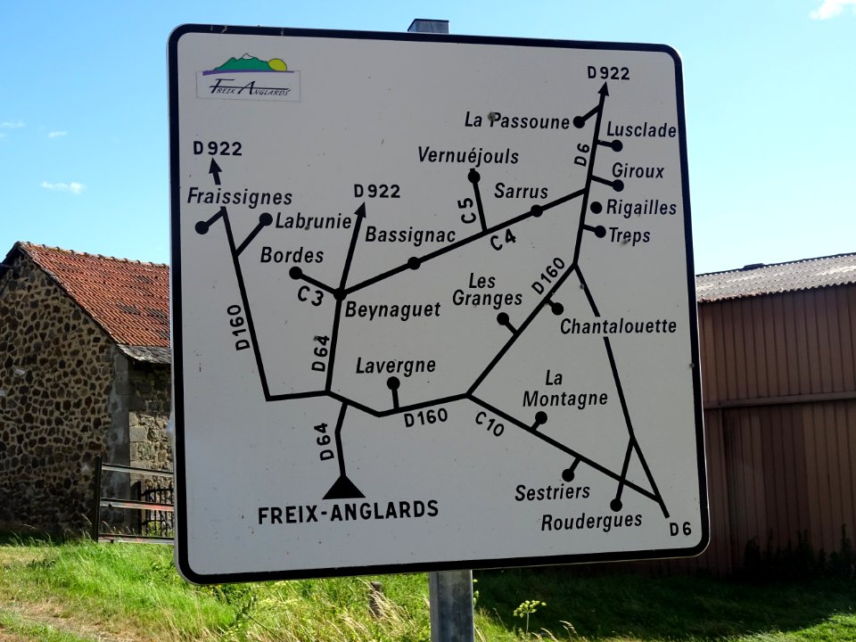 Panneau routier à Freix-Anglards, Cantal 