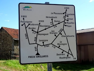 Panneau routier à Freix-Anglards, Cantal 