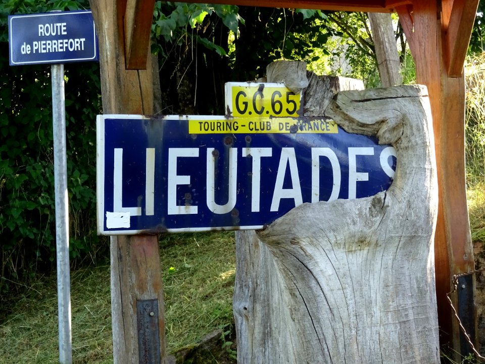 Entrée dans Lieutadès, Cantal 